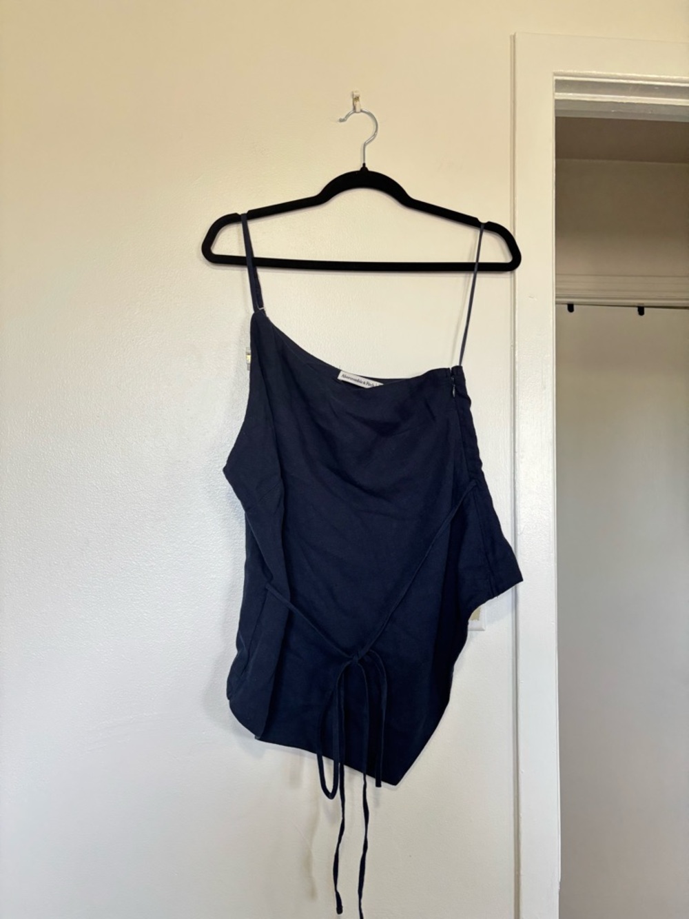 Abercrombie & Fitch One-Shoulder Asymmetrical Linen-Blend Top - Picture 9 of 9
